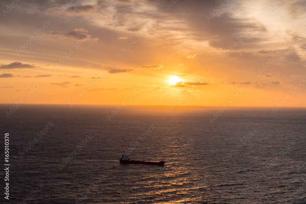 Containerschiff bei Sonnenaufgang