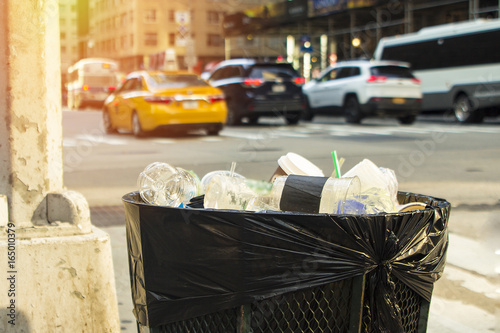 Canvas Print Trash waste bin on new york city street with people and copyspace