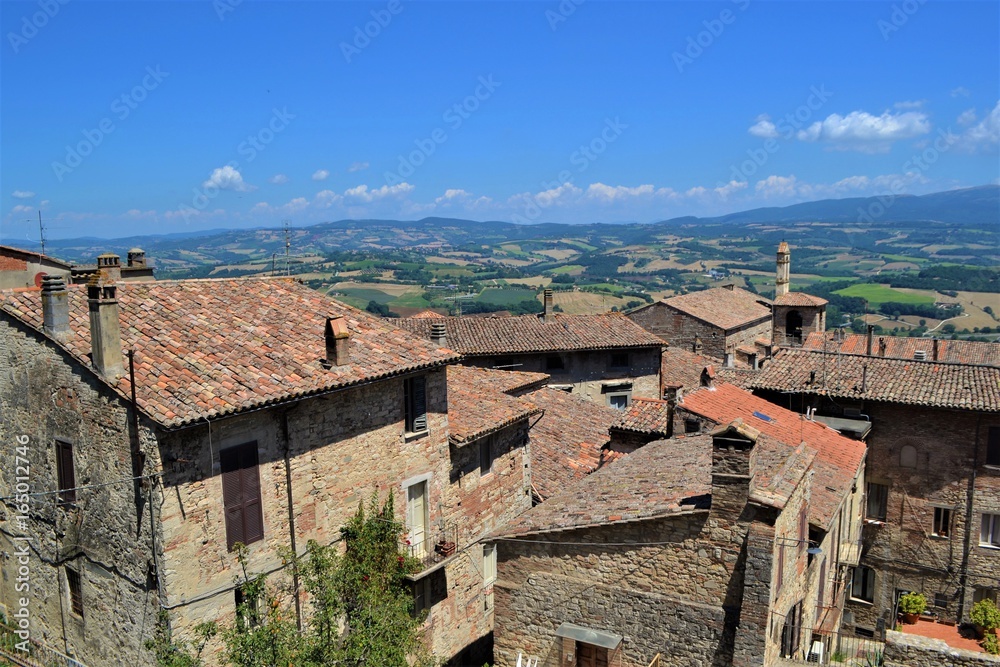 Landschaft mit italienischem Dorf