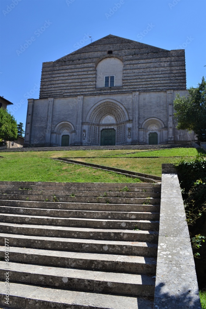 Fototapeta premium Kirche in Italien mit Wiese
