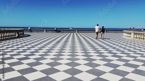 Coppia passeggia sulla terrazza Mascagni a Livorno
