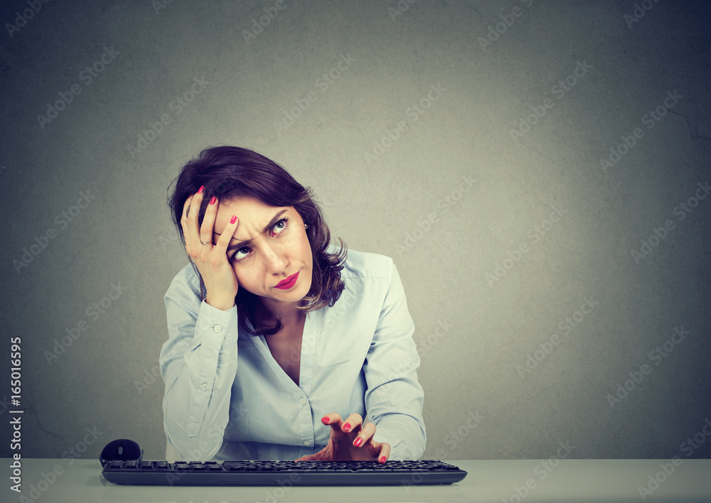 Ταπετσαρία Desperate woman trying to log into her computer forgot password
