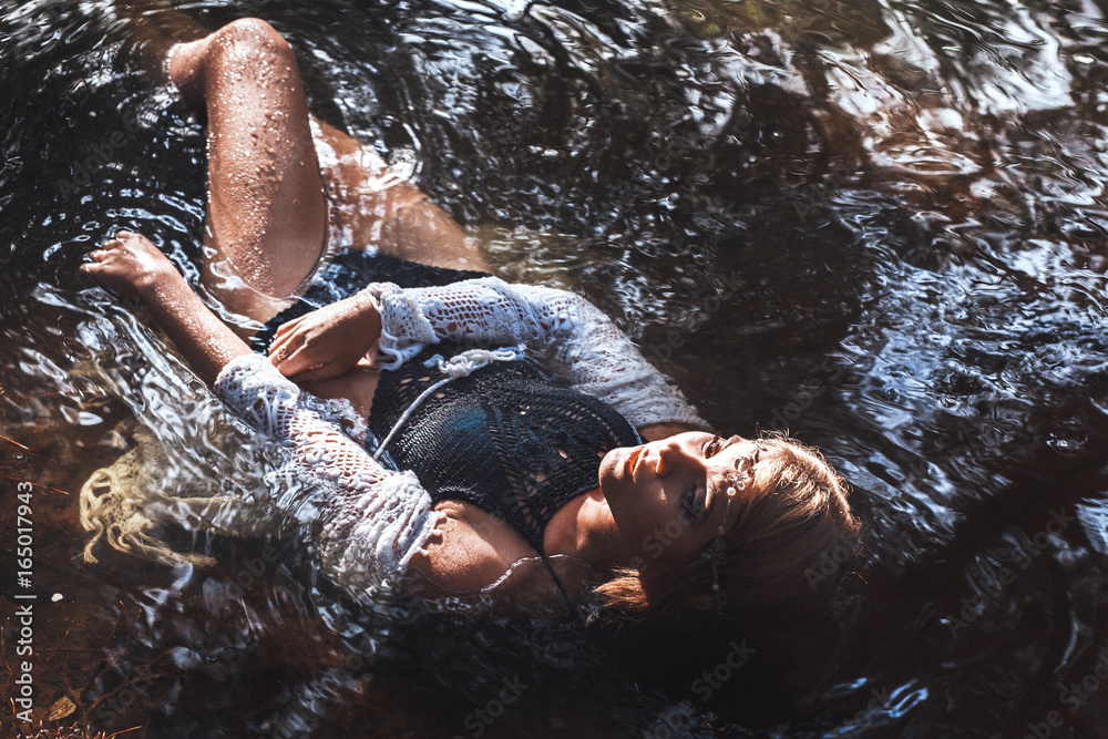 Φωτογραφία Portrait of a young beautiful girl in the water