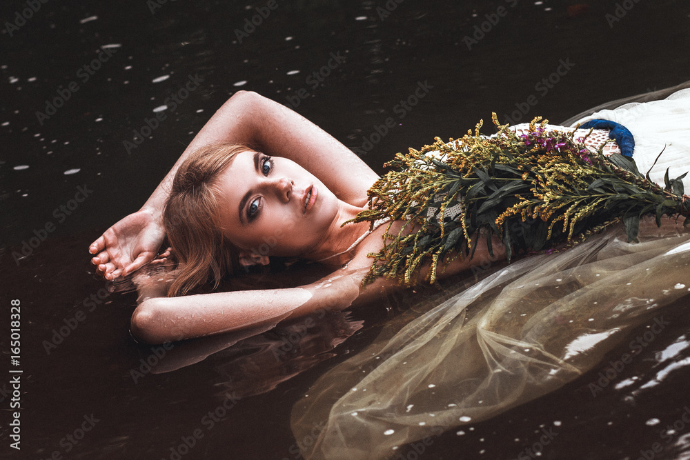 Φωτογραφία Portrait of a young beautiful girl in the water