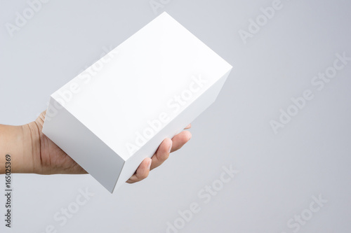 Foto Hand holding blank white box give gift