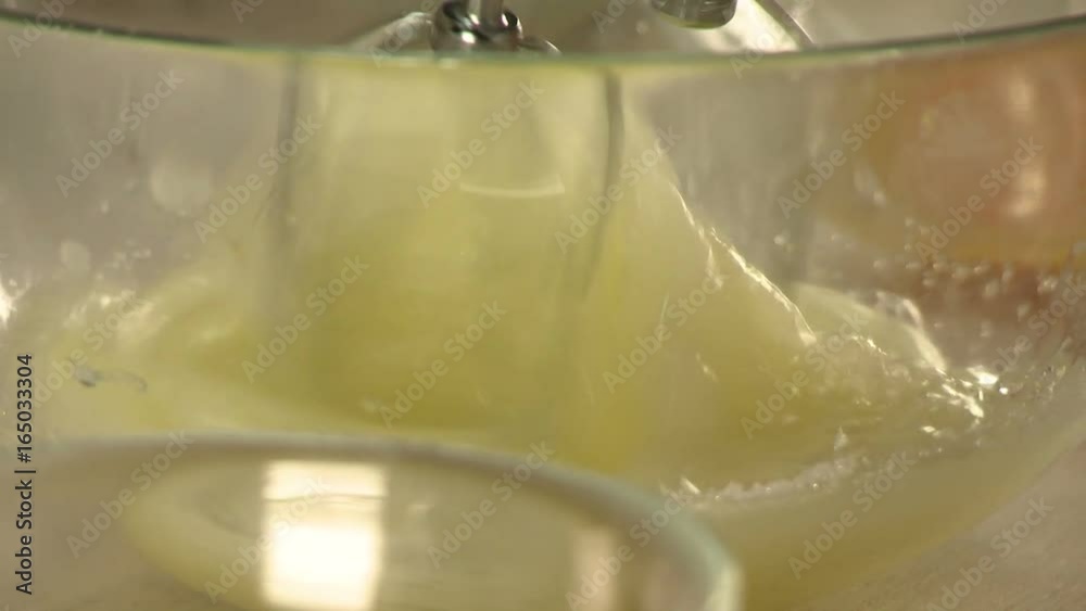 Cooker separaiting egg white from yolk Cooker separaiting egg white from yolk