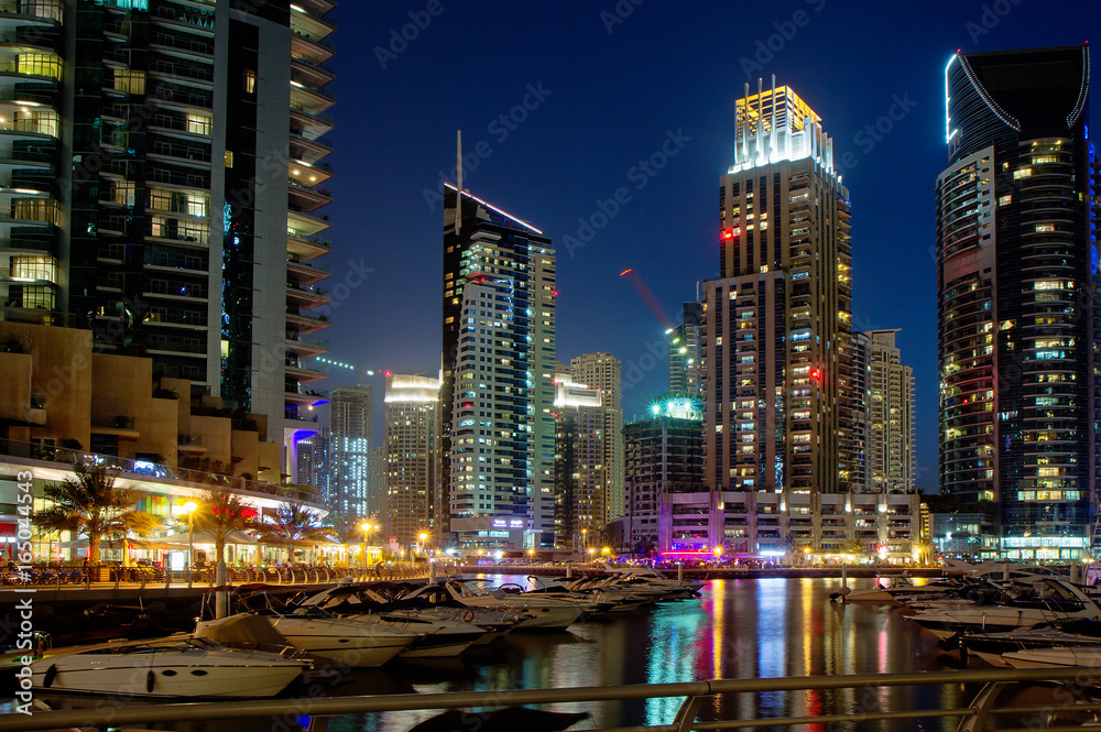 Obraz premium Объединённые Арабские Эмираты. Дубай. Вечер на набережной.
