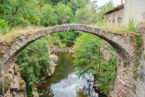 Puente rom  nico de piedra sobre la Riera Mayor en Sant Sadurni de Ossormort  Catalu  a
