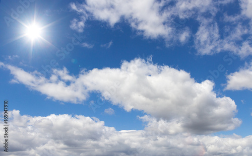 Blauer Himmel mit Sonne und Wolken