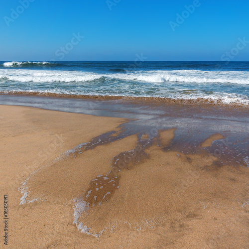 Fototapeta Naklejka Na Ścianę i Meble -  California beaches near Los Angeles city with a clear blue sky and yellow sand on the coast