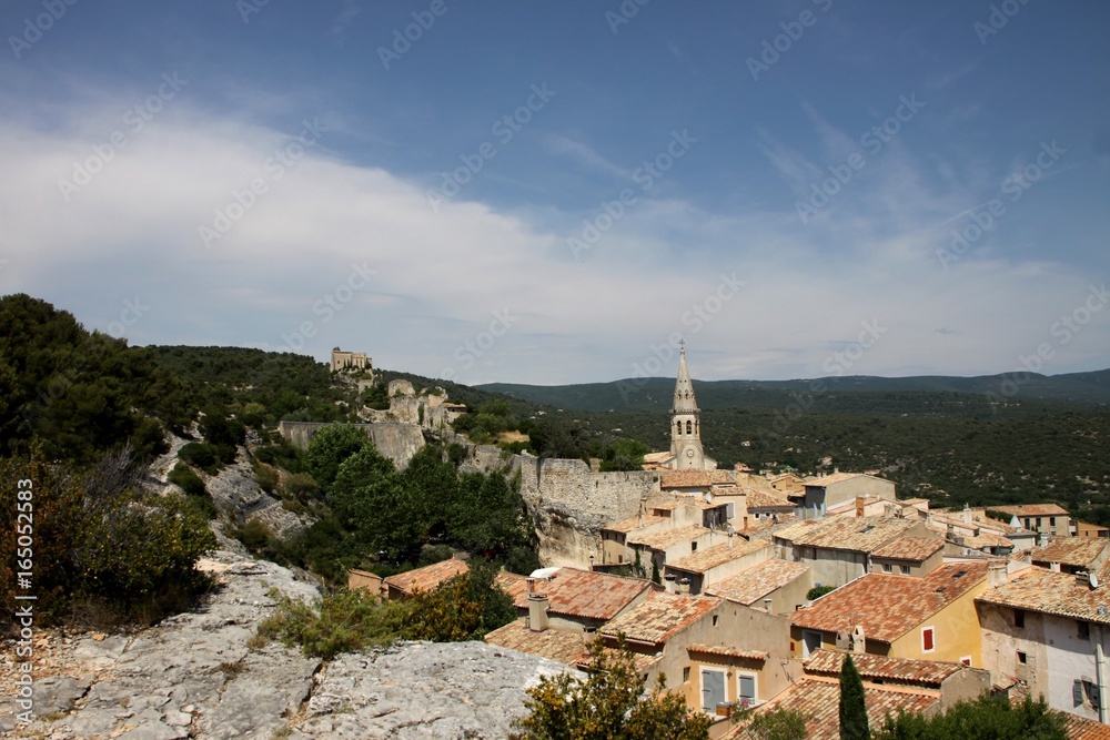 le village de Saint-Saturnin-lès-Apt en provence dans le Vaucluse