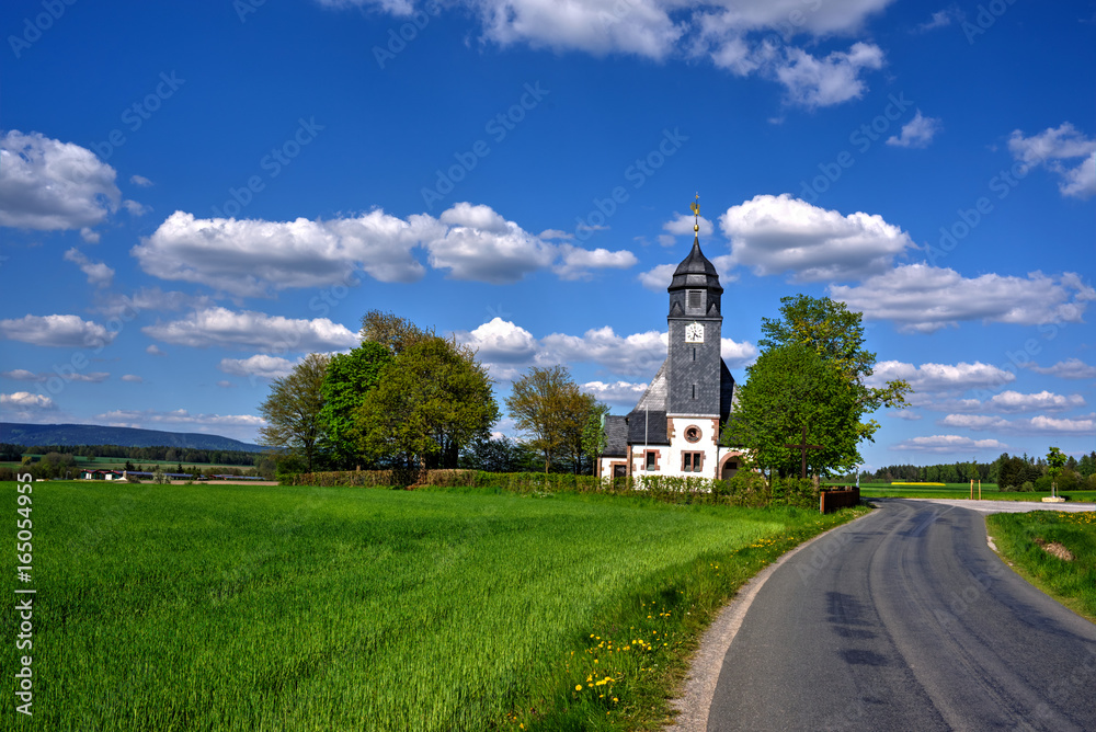 Landschaft mit Dorfkirche im Sommer Landschaft mit Dorfkirche im Sommer