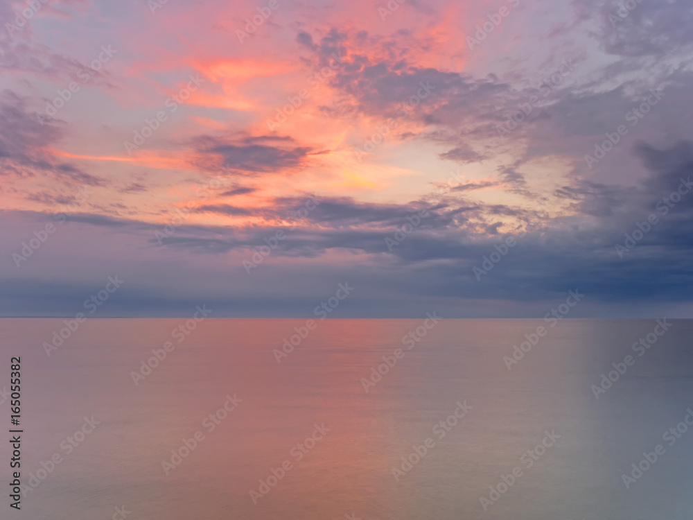 Stimmungsvoller Sonnenuntergang an der Ostseeküste