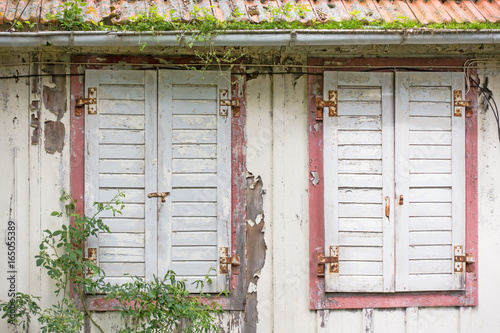 Fenster mit Fensterl  den in einem verfallenen Haus