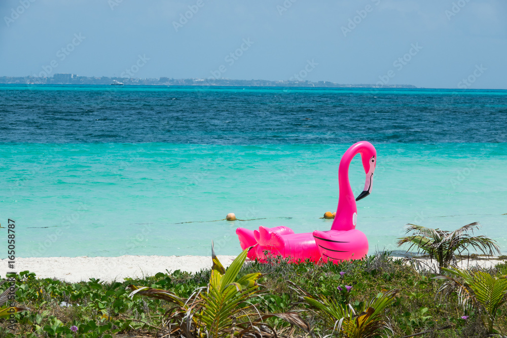 Różowy dmuchany flaming na plaży w Meksyku - obrazy, fototapety, plakaty 