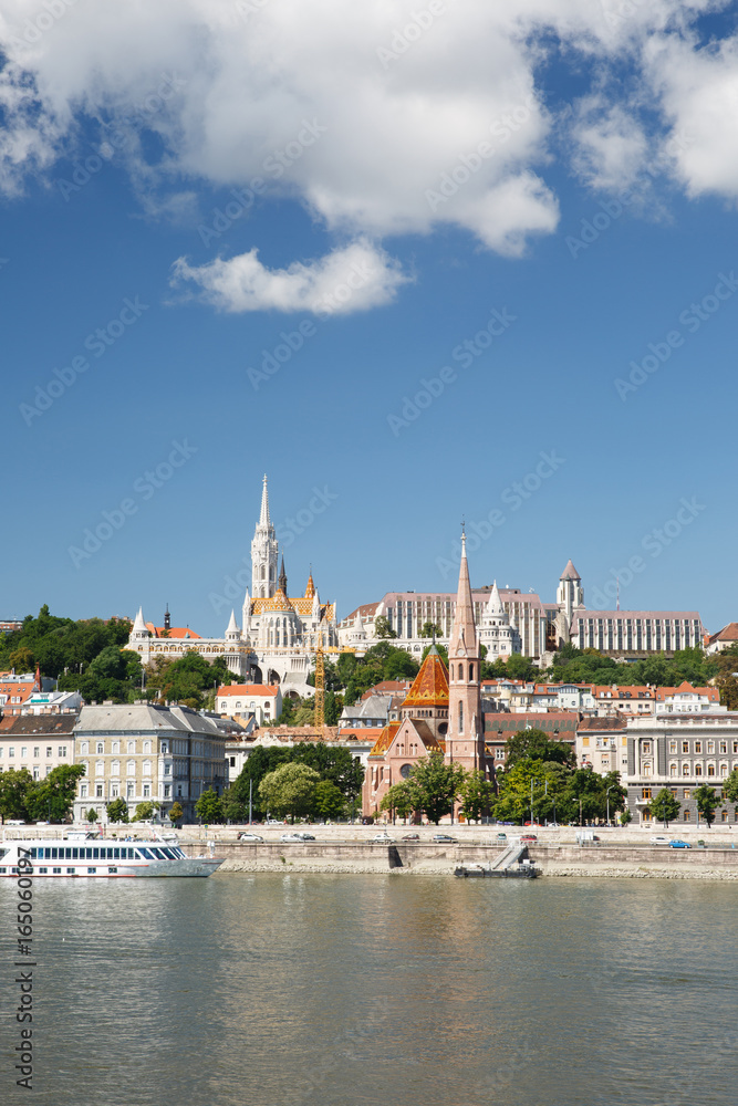 Obraz premium View of the Buda side of Budapest on a sunny day by the Danube river