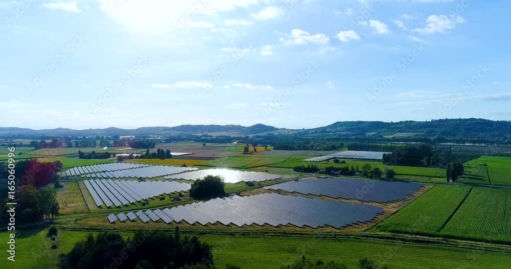 champs de panneau solaire dans une ferme solaire en vue aérienne, splendide paysage
