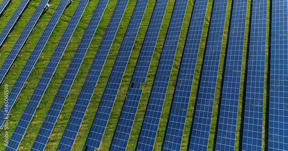 champs de panneau solaire dans une ferme solaire en vue aérienne, splendide paysage
