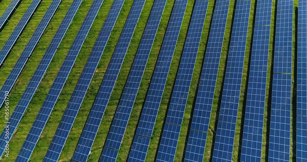 champs de panneau solaire dans une ferme solaire en vue aérienne, splendide paysage