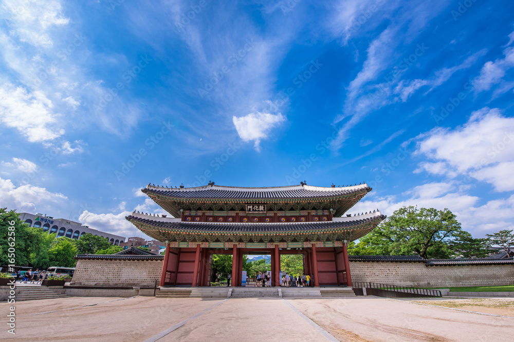Naklejka premium Seoul, South Korea - Donhwamun gate at the main gate of Changdeokgung Palace.