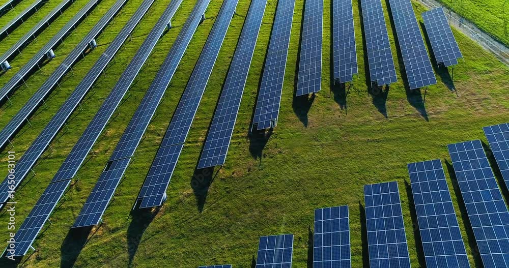 champs de panneau solaire dans une ferme solaire en vue aérienne, splendide paysage	