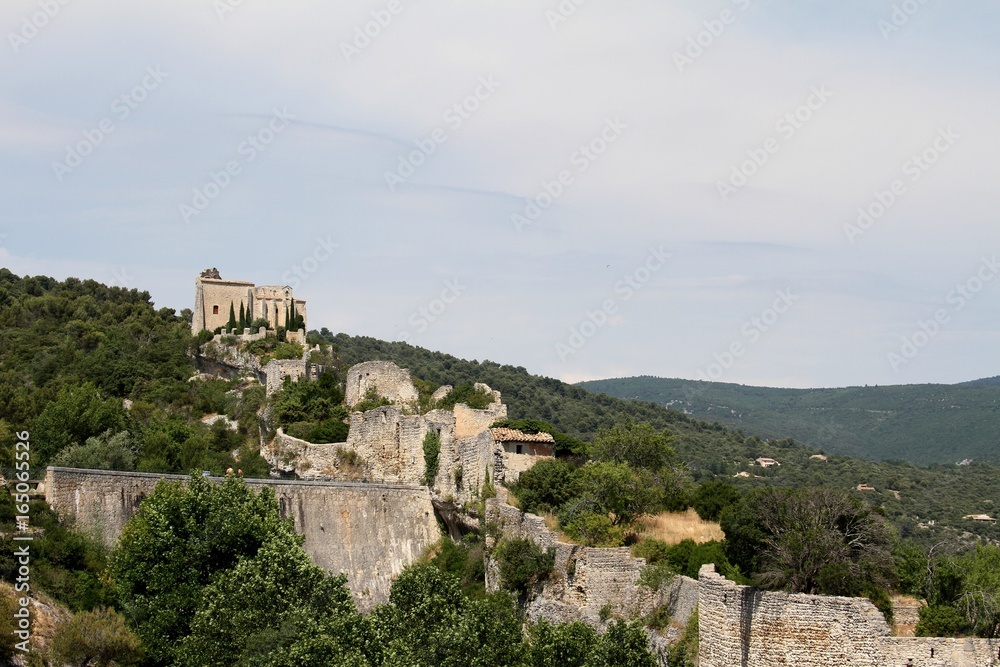 le village de Saint-Saturnin-lès-Apt en Provence dans le vaucluse