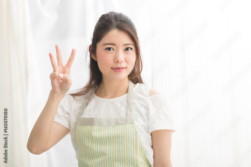 エプロン姿の女性 エプロン姿の女性