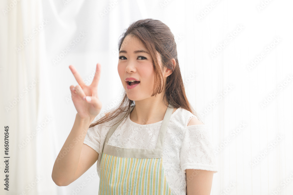 エプロン姿の女性 エプロン姿の女性