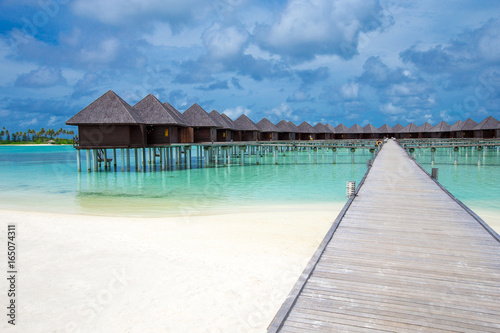 tropical Maldives island with beach © Pakhnyushchyy