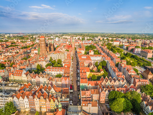 Gdańsk - krajobraz miasta z lotu ptaka. Stare miasto z ulicą Długą w centrum. 