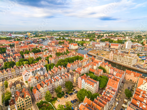 Gdańsk z powietrza - stare miasto. Krajobraz miasta z horyzontem oraz rzeka Motławą.