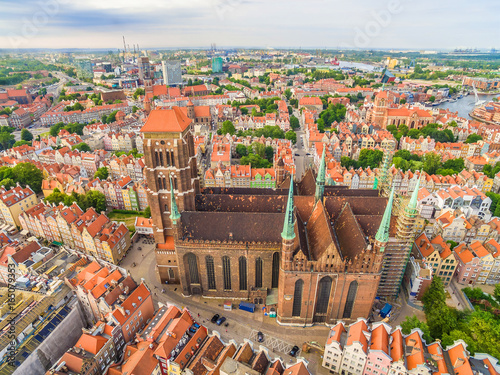 Gdańsk - stare miasto z powietrza. Krajobraz Gdańska z Bazylika Mariacką.