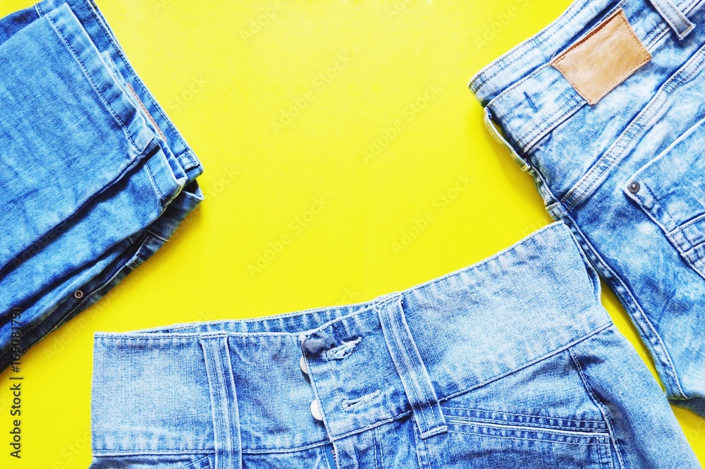 Kennis maken het spoor comfortabel Blue denim jeans on a bright yellow background/ Trendy women's clothing,  mockup for design online store. Flat lay, top view photography. Shopping  concept Stock Photo | Adobe Stock
