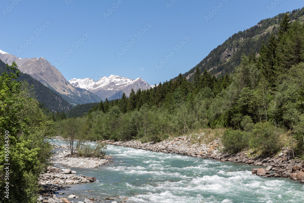 Fluss in den österreichischen Alpen