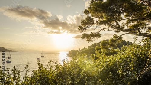 Vue sur la mer méditerranée de Saint Jean Cap Ferrat au soleil levant photo