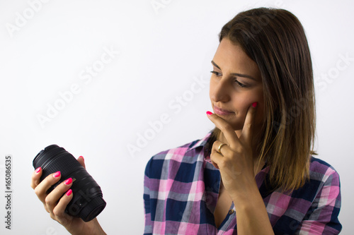 Ragazza indecisa con obiettivo fotografico