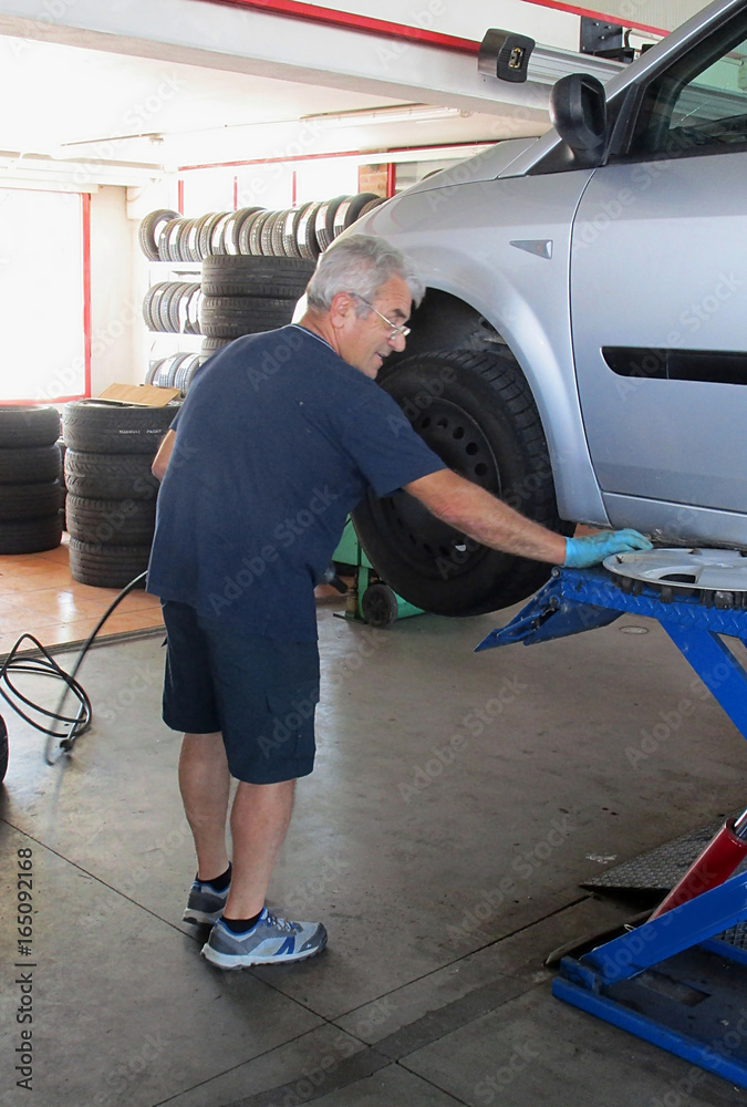 The tire repairer extracts the wheel arches The tire repairer extracts the wheel arches
