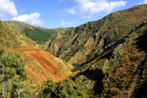 Bello paisaje escarpado de las Hurdes, norte de provincia de Cáceres, España photo