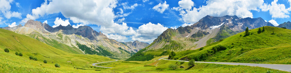 Poster Bergen Zomerse bergtoppen landschap  © denis_333