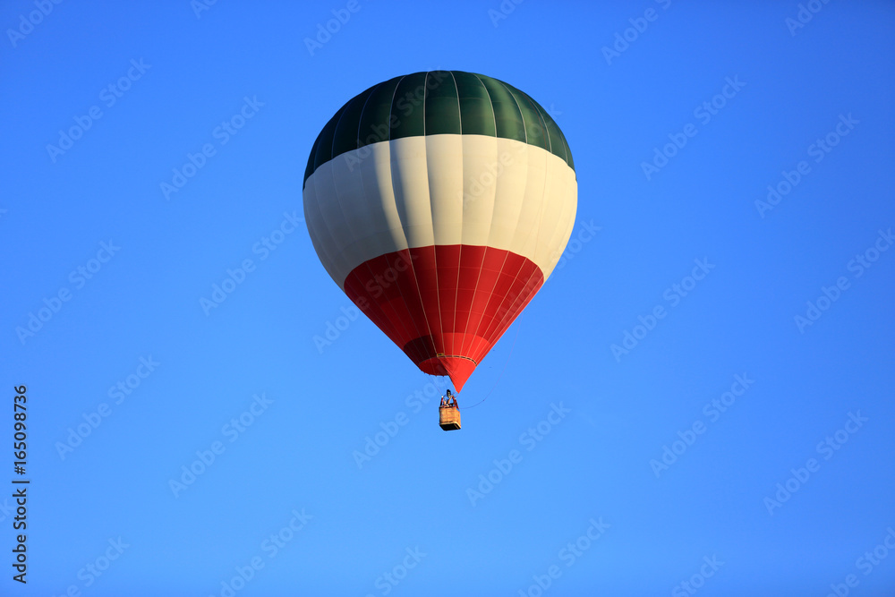 Kolorowy balon na gorące powietrze, na tle błękitnego nieba. Kolorowy balon na gorące powietrze, na tle błękitnego nieba.