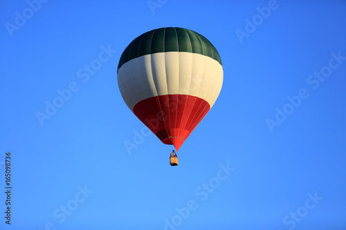 Kolorowy balon na gorące powietrze, na tle błękitnego nieba. © Stanisław Błachowicz