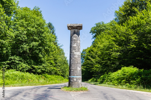 colonne de Guidon dans la forêt de Chaux dans le Jura photo