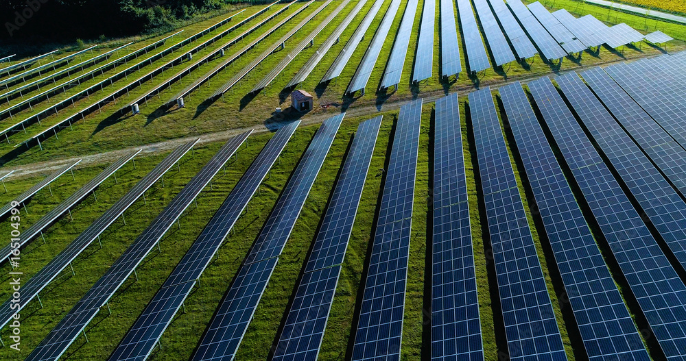 champs de panneaux solaire dans une ferme solaire, france champs de panneaux solaire dans une ferme solaire, france