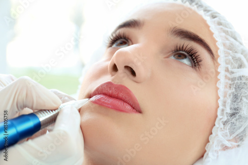 Young woman having permanen...