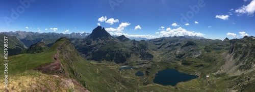 Pyrénées - Vue du pic d'Ayous sur les lacs et le pic du midi d'Ossau