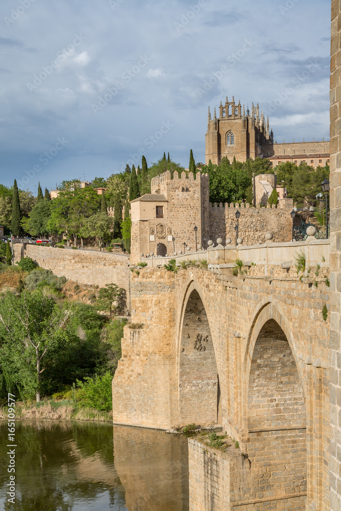 Obraz premium River and Bridge around the Medieval city of Toledo