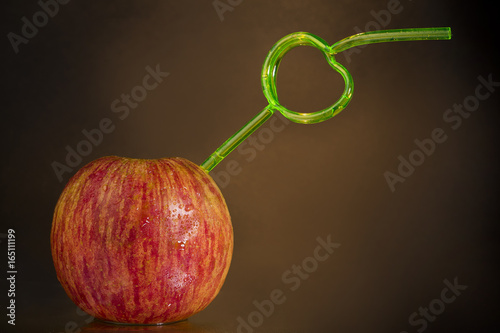 яблоко с трубочкой 