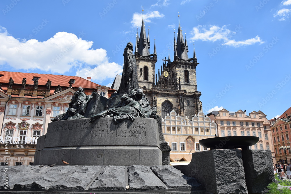 Fototapeta premium Mémorial de Jan Hus et Notre dame de Tyn - Place de la Vieille-Ville (Prague)