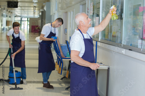Φωτογραφία cleaning the area