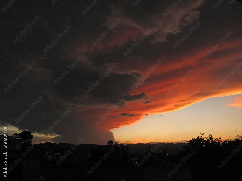 Obraz premium weird cloud formation over the city